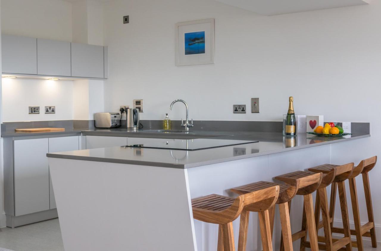 Apartment 3 Waterstone House - Sea Front Apartment, Hot Tub Tenby Exteriör bild