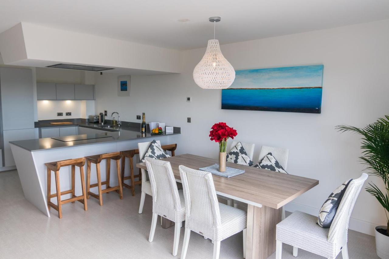 Apartment 3 Waterstone House - Sea Front Apartment, Hot Tub Tenby Exteriör bild