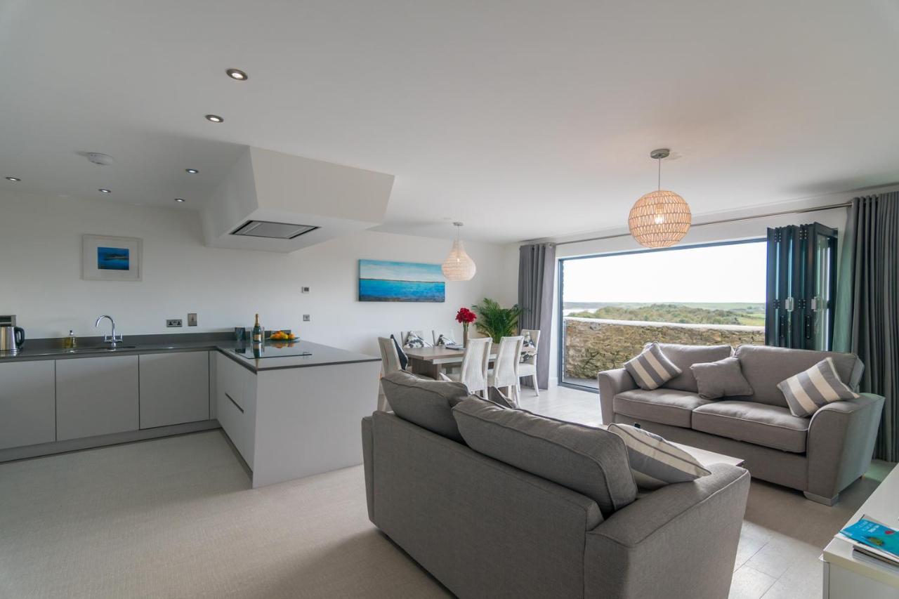 Apartment 3 Waterstone House - Sea Front Apartment, Hot Tub Tenby Exteriör bild