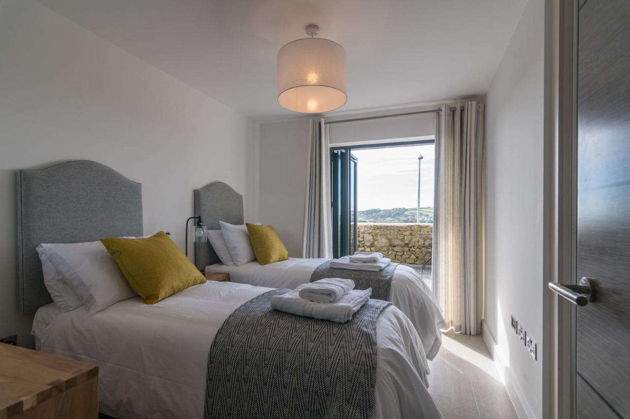 Apartment 3 Waterstone House - Sea Front Apartment, Hot Tub Tenby Exteriör bild
